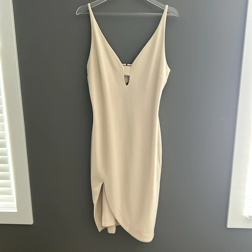 Dynamite Cream V‑Neck Bodycon Dress with Front Slit - Picture 3 of 5